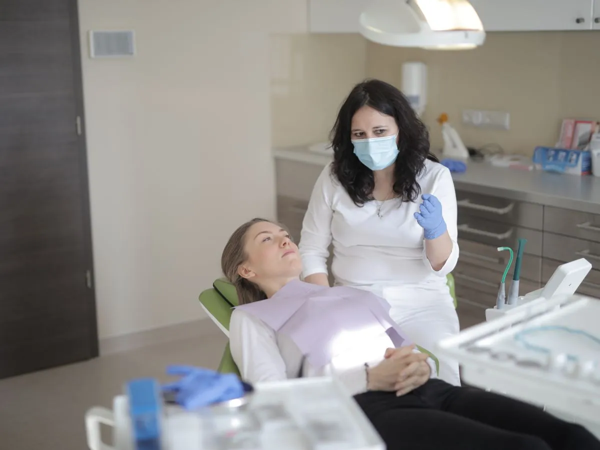 Especialista revisando a una paciente en la clínica
